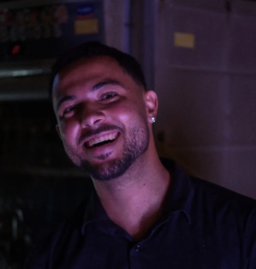 Guilherme, barman da Imperial Drink’s, sorrindo atrás do bar.